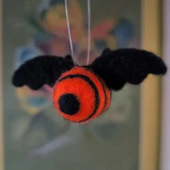 "Spooky McSumm" - die charmanteste Halloween Hummel der Welt aus Filz, Handmade mit herz