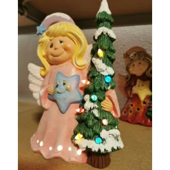 Süsser Engel mit Tanne zum Beleuchten