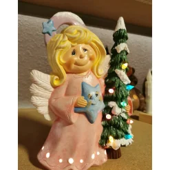 Süsser Engel mit Tanne zum Beleuchten