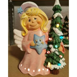 Süsser Engel mit Tanne zum Beleuchten