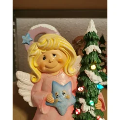 Süsser Engel mit Tanne zum Beleuchten