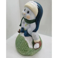 Süsser Schneemann auf Stein