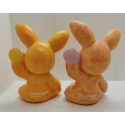 Süsses Hasenkind aus Keramik winkend