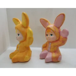 Süsses Hasenkind aus Keramik winkend