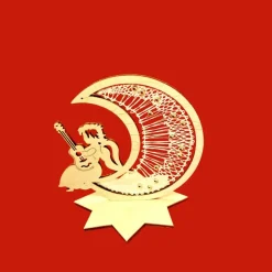 Stehende Holzfigur Engel mit Gitarre – eingenähte geklöppelte Spitze, detailreiche Handarbeit & festliche Dekoration