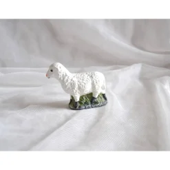 Stehendes Schaf aus Keramik von Hand bemalt