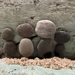 Steinbild auf Treibholz mit dänischer Glas-Fahne & Segelboot – Maritime Deko aus Strandfunden
