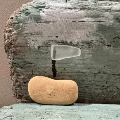 Steinbild auf Treibholz mit dänischer Glas-Fahne & Segelboot – Maritime Deko aus Strandfunden