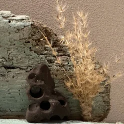 Steinbild auf Treibholz mit dänischer Glas-Fahne & Segelboot – Maritime Deko aus Strandfunden