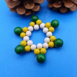 Stern aus Holzperlen, weiß gelb grün, Weihnachtsstern, Advent, Dekoration, Geschenkanhänger, Baumschmuck