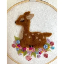 Stickrahmen, kleines gefilztes Reh, Wanddekor, Kinderzimmerdeko, befilzter Stickrahmen, Geschenk Taufe, Geburt, Babypart