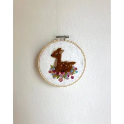 Stickrahmen, kleines gefilztes Reh, Wanddekor, Kinderzimmerdeko, befilzter Stickrahmen, Geschenk Taufe, Geburt, Babypart