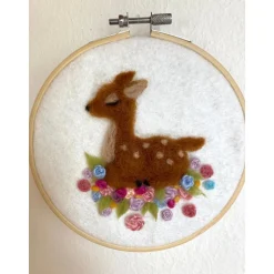 Stickrahmen, kleines gefilztes Reh, Wanddekor, Kinderzimmerdeko, befilzter Stickrahmen, Geschenk Taufe, Geburt, Babypart