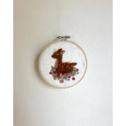 Stickrahmen, kleines gefilztes Reh, Wanddekor, Kinderzimmerdeko, befilzter Stickrahmen, Geschenk Taufe, Geburt, Babypart