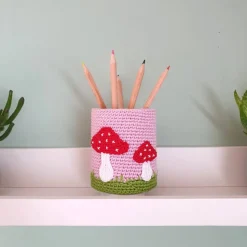 Stiftebecher für Kinder mit Reh und Fliegenpilz – Handgemachter Holzbecher Utensilo