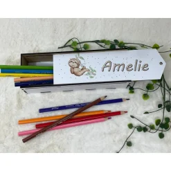 Stiftebox aus Holz personalisiert | Geschenk Einschulung| Federmäppchen Stifte Etui | Stifthalter Faultier