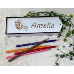 Stiftebox aus Holz personalisiert | Geschenk Einschulung| Federmäppchen Stifte Etui | Stifthalter Faultier