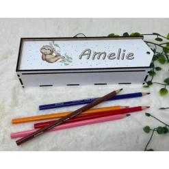 Stiftebox aus Holz personalisiert | Geschenk Einschulung| Federmäppchen Stifte Etui | Stifthalter Faultier