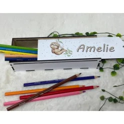 Stiftebox aus Holz personalisiert | Geschenk Einschulung| Federmäppchen Stifte Etui | Stifthalter Faultier