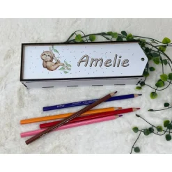 Stiftebox aus Holz personalisiert | Geschenk Einschulung| Federmäppchen Stifte Etui | Stifthalter Faultier