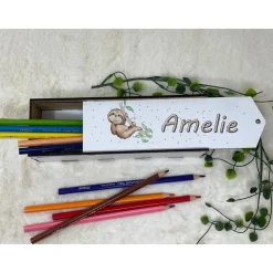 Stiftebox aus Holz personalisiert | Geschenk Einschulung| Federmäppchen Stifte Etui | Stifthalter Faultier