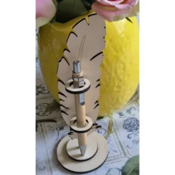 Stiftehalter Feder aus Holz mit personalisierbarem Kugelschreiber – Geschenkidee graviert