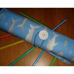 Stifterolle Rollmäppchen Meer Fische blau – 28 Fächer für kurze & lange Stifte, Häkelnadeln & Stricknadeln