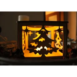 Stimmungsvolle Weihnachtsbeleuchtung: Teelicht-Würfel aus Naturholz mit filigranen Wintermotiven