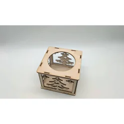 Stimmungsvolle Weihnachtsbeleuchtung: Teelicht-Würfel aus Naturholz mit filigranen Wintermotiven