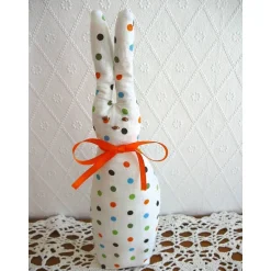 Stoffhase Dotty-Langohr mit bunten Punkten genäht von Hobbyhaus