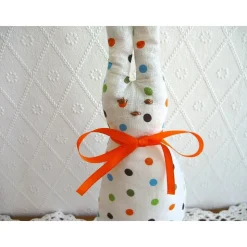 Stoffhase Dotty-Langohr mit bunten Punkten genäht von Hobbyhaus