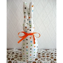 Stoffhase Dotty-Langohr mit bunten Punkten genäht von Hobbyhaus