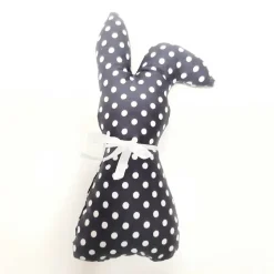 Stoffhäschen und Osterdeko in verschiedenen Farben