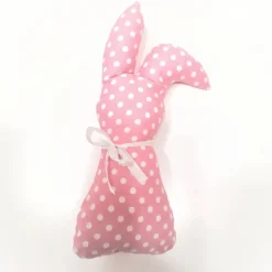 Stoffhäschen und Osterdeko in verschiedenen Farben