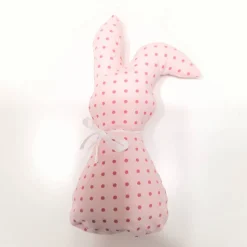 Stoffhäschen und Osterdeko in verschiedenen Farben