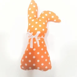 Stoffhäschen und Osterdeko in verschiedenen Farben