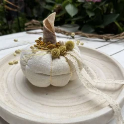 Stoffkürbis Leinen cremebeige – Handgemachte Herbstdeko mit Trockenblumen & Häkelspitze