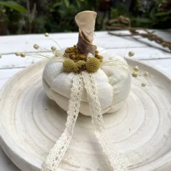 Stoffkürbis Leinen cremebeige – Handgemachte Herbstdeko mit Trockenblumen & Häkelspitze