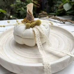 Stoffkürbis Leinen cremebeige – Handgemachte Herbstdeko mit Trockenblumen & Häkelspitze