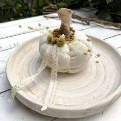 Stoffkürbis Leinen cremebeige – Handgemachte Herbstdeko mit Trockenblumen & Häkelspitze
