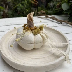 Stoffkürbis Leinen cremebeige – Handgemachte Herbstdeko mit Trockenblumen & Häkelspitze