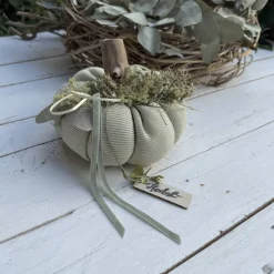 Stoffkürbis XL aus gerippter Baumwolle in Farmgrün – Skandi Herbstdeko mit Naturakzenten