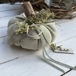 Stoffkürbis XL aus gerippter Baumwolle in Farmgrün – Skandi Herbstdeko mit Naturakzenten