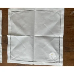 Stoffserviette 40 x 40 cm, bestickt, mit Lochsaum