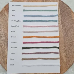 3-stufige Etagere aus Holz mit umhäkelten Böden | Optional mit Gravur