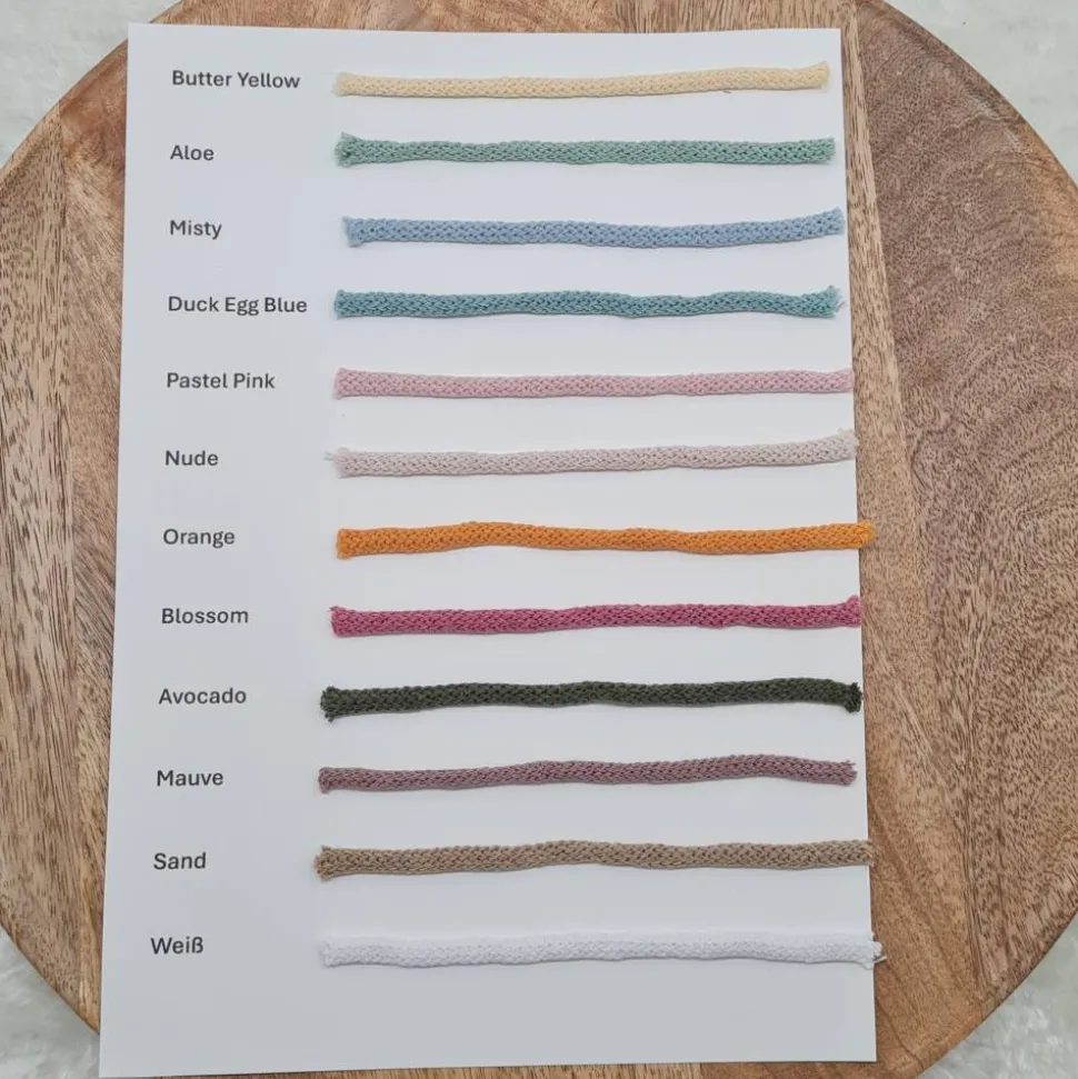 3-stufige Etagere aus Holz mit umhäkelten Böden | Optional mit Gravur