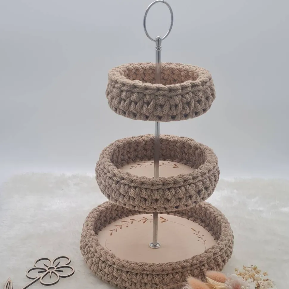 3-stufige Etagere aus Holz mit umhäkelten Böden | Optional mit Gravur