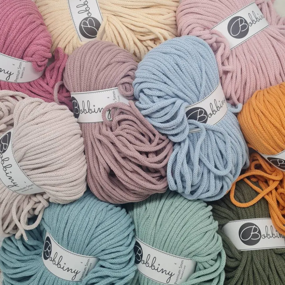 3-stufige Etagere aus Holz mit umhäkelten Böden | Optional mit Gravur