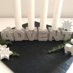 Stylischer Adventskranz aus Beton, puristischer Schriftzug ADVENT in grau, 25 cm