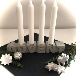 Stylischer Adventskranz aus Beton, puristischer Schriftzug ADVENT in grau, 25 cm